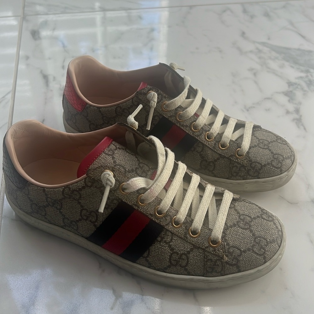 Gucci Women's Ace GG Supreme sneaker. Size 36